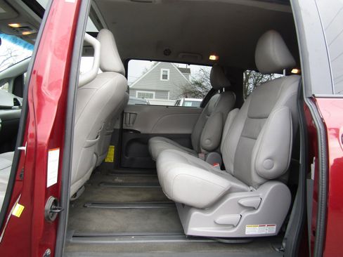 Used 2015 Toyota Sienna XLE w/ XLE Navigation Package image 18