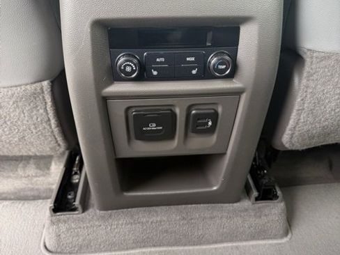 Used 2020 Chevrolet Traverse Premier image 38