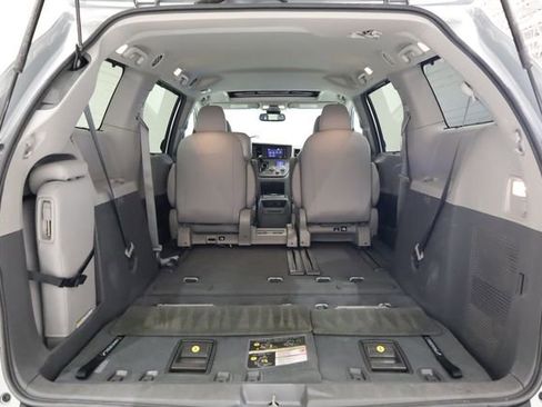 Used 2019 Toyota Sienna L image 31