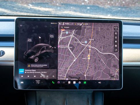 Used 2022 Tesla Model Y Long Range image 16