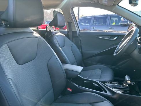Used 2024 Kia Niro EX Touring image 17