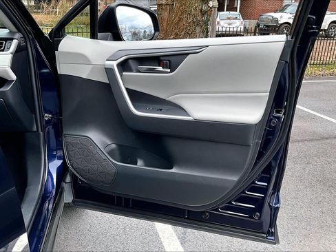 Used 2021 Toyota RAV4 XLE w/ Convenience Package image 23