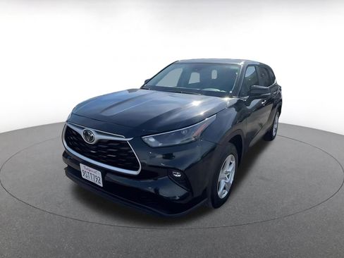 Used 2025 Toyota Highlander LE image 7