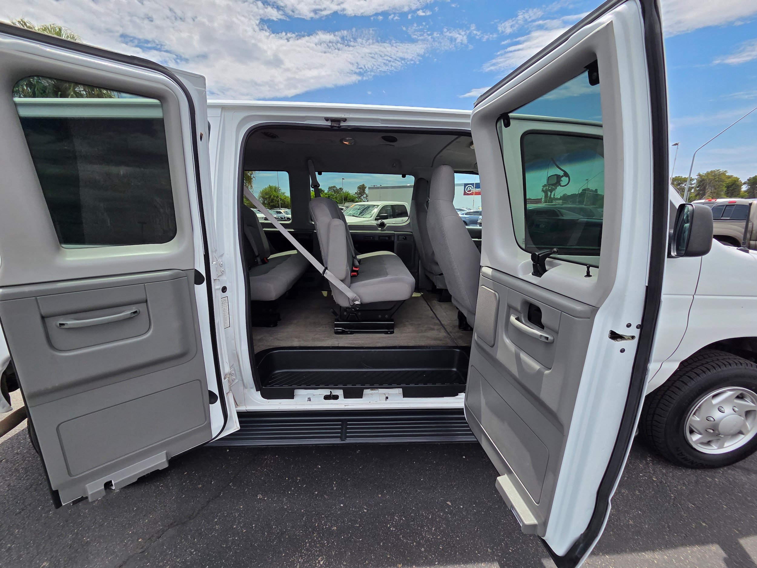 Used 2014 Ford E-350 and Econoline 350 XLT RWD image 17