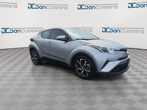 Used 2019 Toyota C-HR XLE FWD image 2