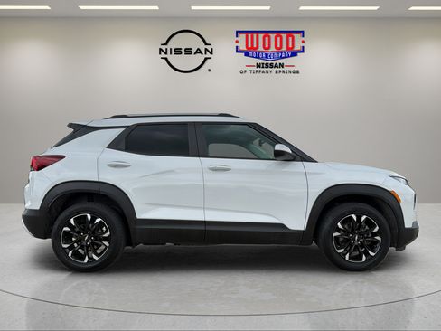 Used 2021 Chevrolet TrailBlazer LT w/ Convenience Package FWD image 2
