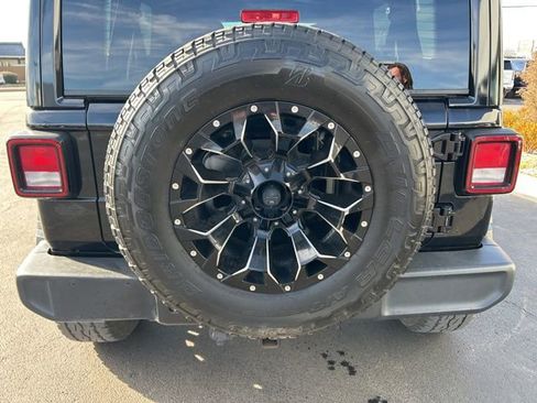 Used 2020 Jeep Wrangler Unlimited Sahara image 19