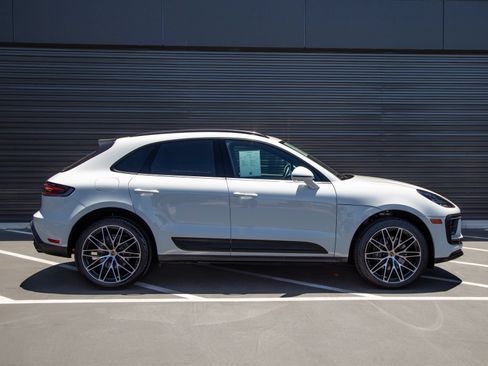 Certified 2026 Porsche Macan AWD/4WD image 8