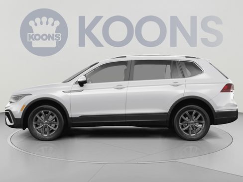 Used 2023 Volkswagen Tiguan SE w/ Panoramic Sunroof Package FWD image 2