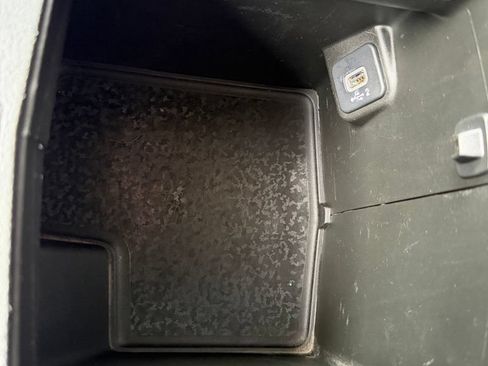 Used 2018 Jeep Wrangler Unlimited Sahara AWD/4WD image 31