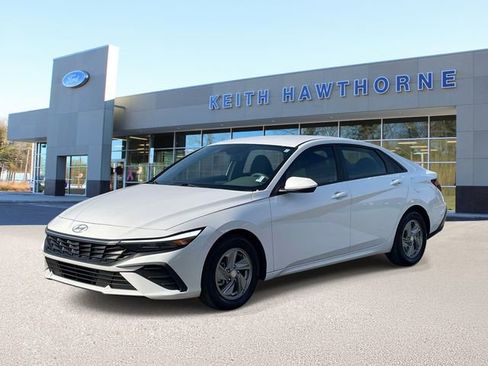 Used 2024 Hyundai Elantra SE FWD image 3