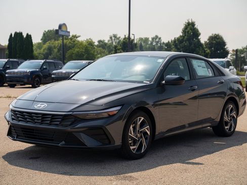 New 2025 Hyundai Elantra Sport image 3