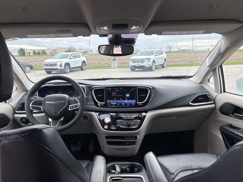 Used 2022 Chrysler Pacifica Touring-L image 33