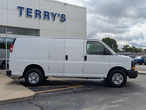Used 2014 Chevrolet Express 2500 RWD image 2