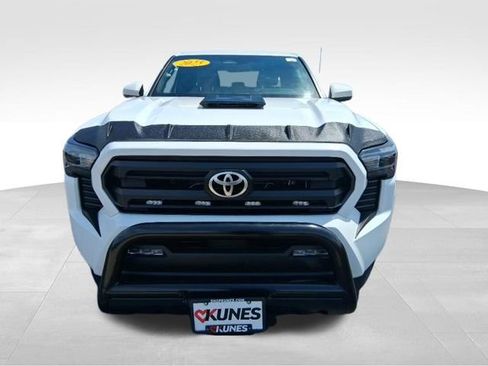 Used 2025 Toyota Tacoma SR5 AWD/4WD image 15