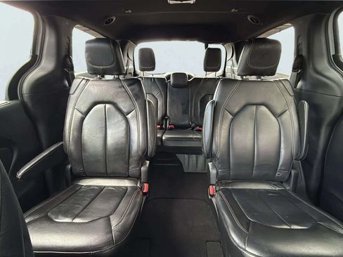Used 2022 Chrysler Pacifica Touring-L w/ Uconnect Theater Family Group AWD/4WD image 13
