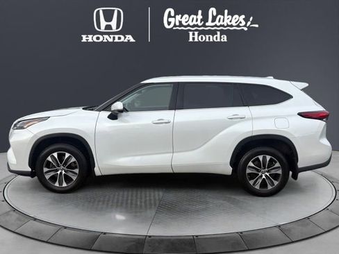 Used 2022 Toyota Highlander XLE image 3
