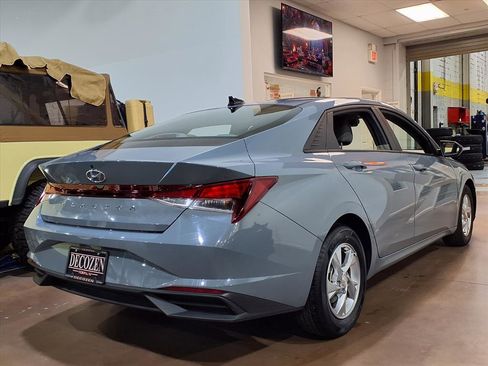 Used 2023 Hyundai Elantra SE w/ Cargo Package image 6