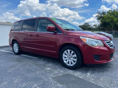 Used 2012 Volkswagen Routan SEL FWD image 4