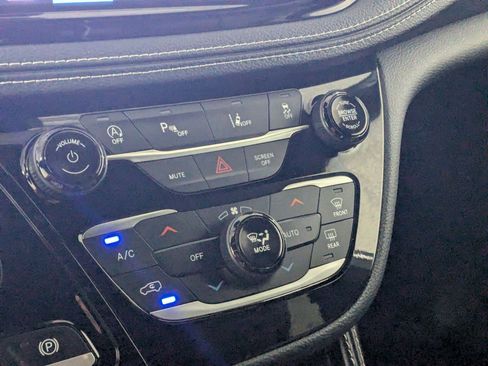 Certified 2026 Chrysler Pacifica Limited AWD/4WD image 18
