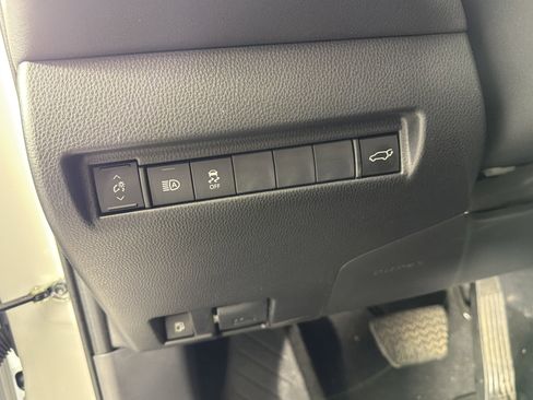 Used 2024 Toyota Venza XLE AWD/4WD image 9