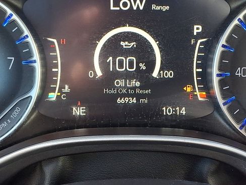 Used 2024 Chrysler Pacifica Touring-L FWD image 22