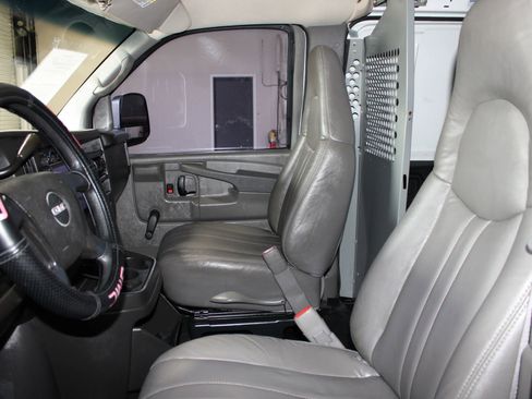 Used 2008 GMC Savana 2500 Extended RWD image 18