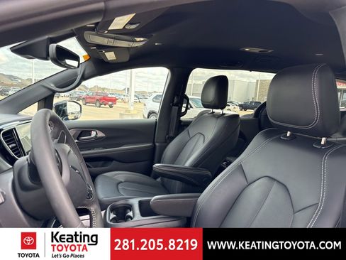 Used 2026 Chrysler Pacifica Select image 15