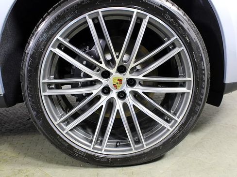 Certified 2026 Porsche Macan AWD/4WD image 9
