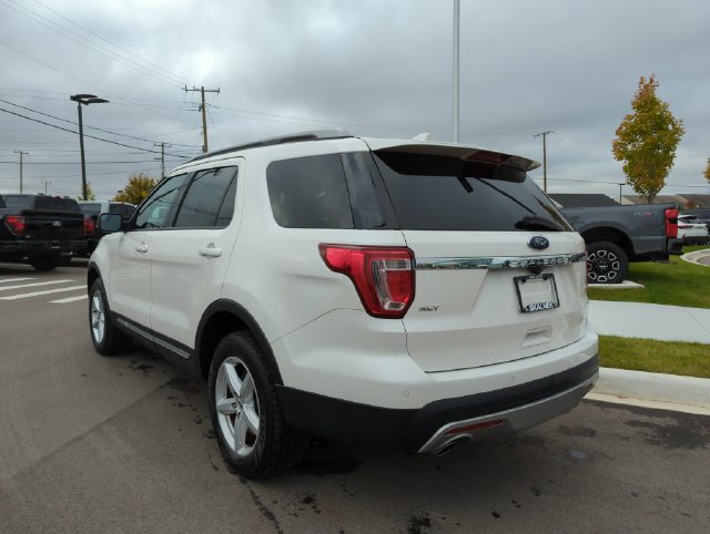 Used 2017 Ford Explorer XLT AWD/4WD image 3
