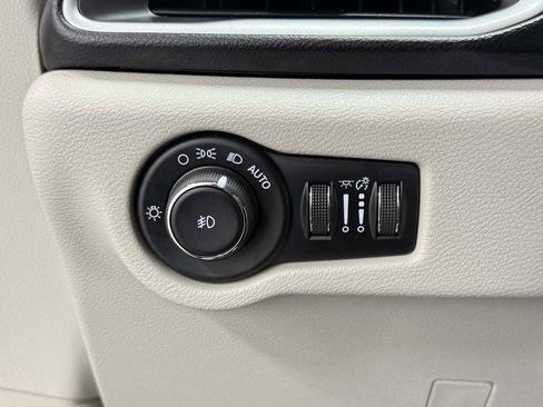 Used 2017 Chrysler Pacifica Touring-L image 19