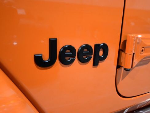 Used 2025 Jeep Gladiator Sport AWD/4WD image 8