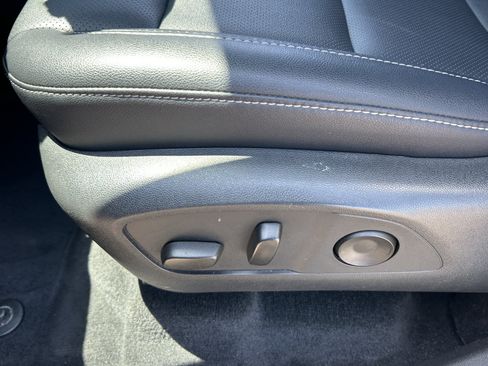 Used 2025 Chevrolet Traverse LT FWD image 15