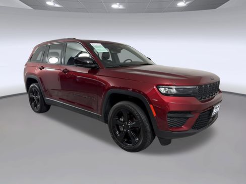 Used 2023 Jeep Grand Cherokee Altitude AWD/4WD image 7