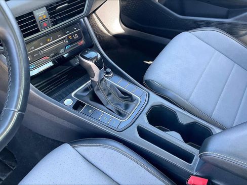 Used 2025 Volkswagen Jetta SE image 17
