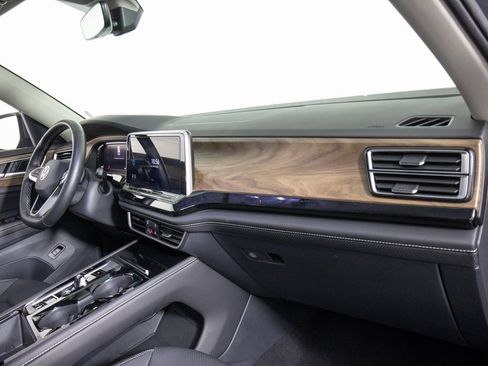 Used 2025 Volkswagen Atlas SE image 16