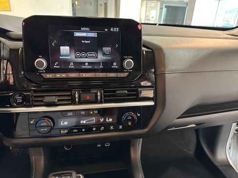 Used 2025 Nissan Pathfinder SV FWD image 17