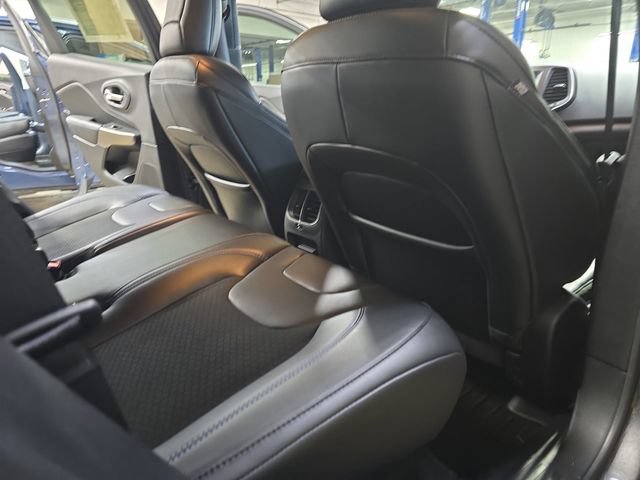Used 2020 Jeep Cherokee Latitude Plus w/ Cold Weather Group AWD/4WD image 13