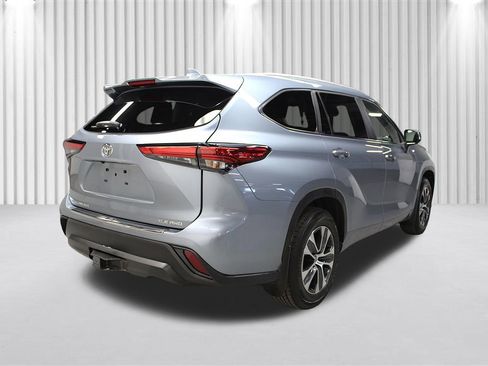 Used 2023 Toyota Highlander XLE AWD/4WD image 3