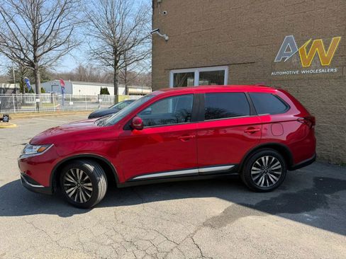 Used 2020 Mitsubishi Outlander SE image 2