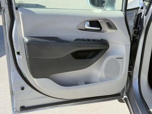 Used 2018 Chrysler Pacifica Limited FWD image 18