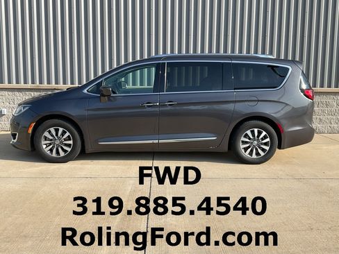 Used 2020 Chrysler Pacifica Touring-L Plus image 2