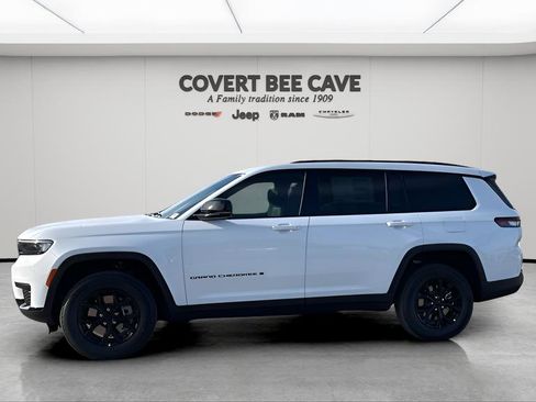 New 2025 Jeep Grand Cherokee L Laredo image 4