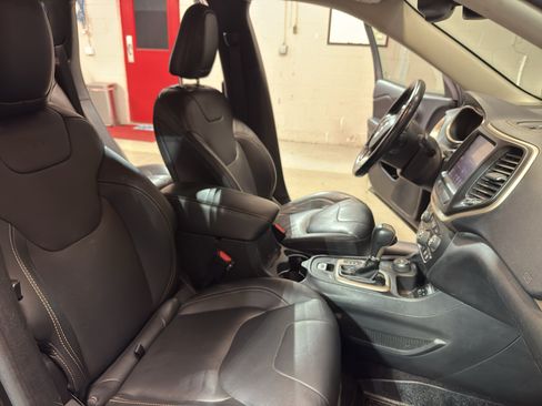 Used 2016 Jeep Cherokee Limited AWD/4WD image 24