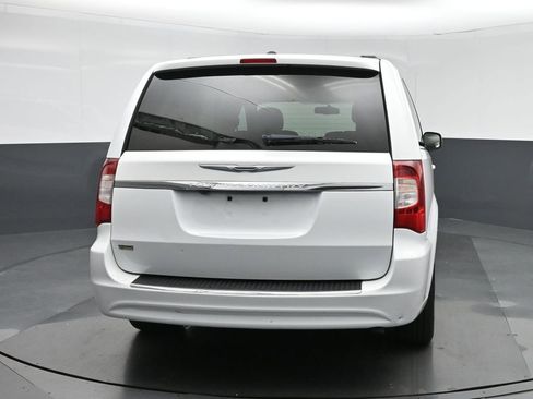 Used 2014 Chrysler Town & Country Touring image 6