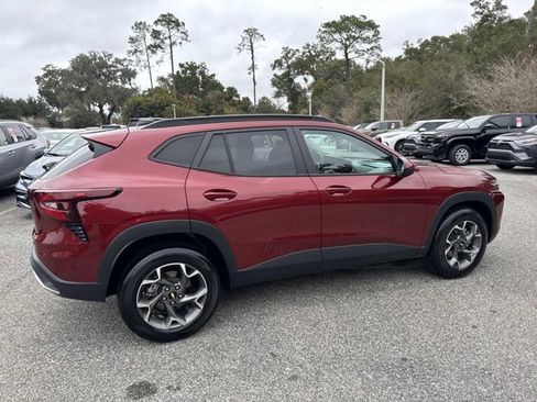 Used 2024 Chevrolet Trax LT image 2