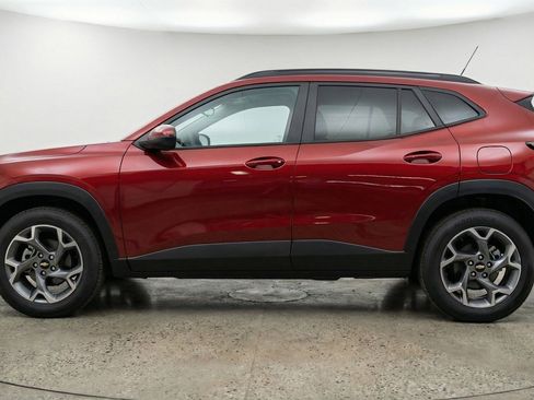 Used 2025 Chevrolet Trax LT FWD image 5