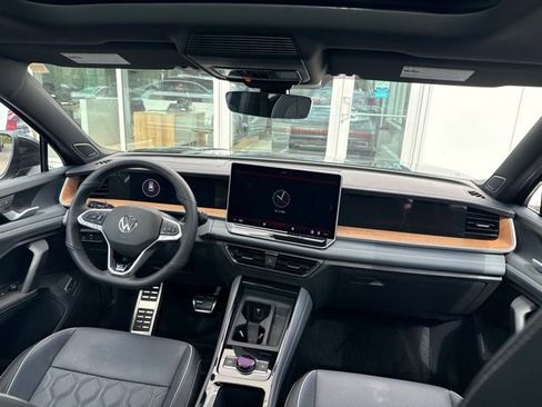 Used 2025 Volkswagen Tiguan SEL R-Line AWD/4WD image 12