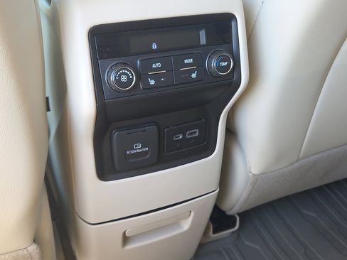 Used 2022 GMC Acadia Denali w/ Denali Ultimate Package FWD image 10