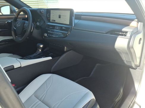 Used 2025 Lexus ES 300h w/ Luxury Package image 10